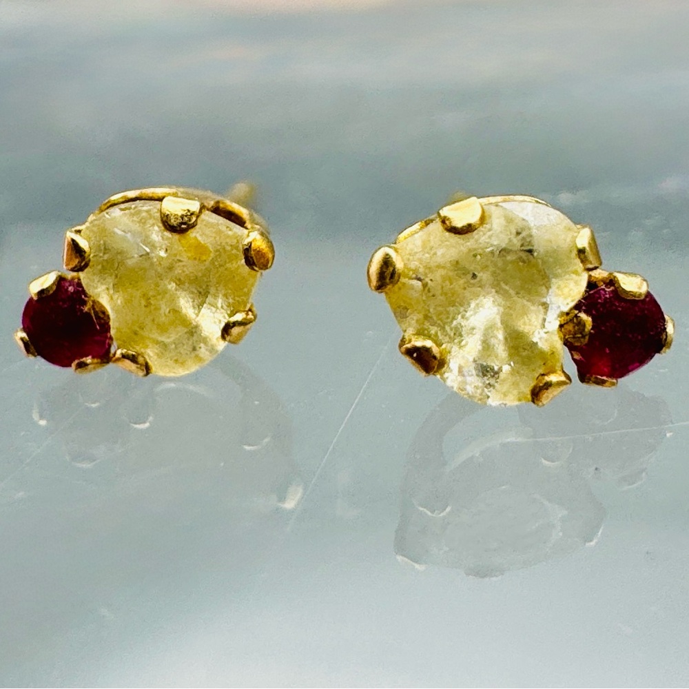10KT Gold Heart Earrings - Picture 1 of 6
